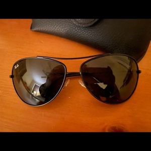 Authentic, Like New, Ray-Ban Aviator Sunglasses in Black (Women’s)